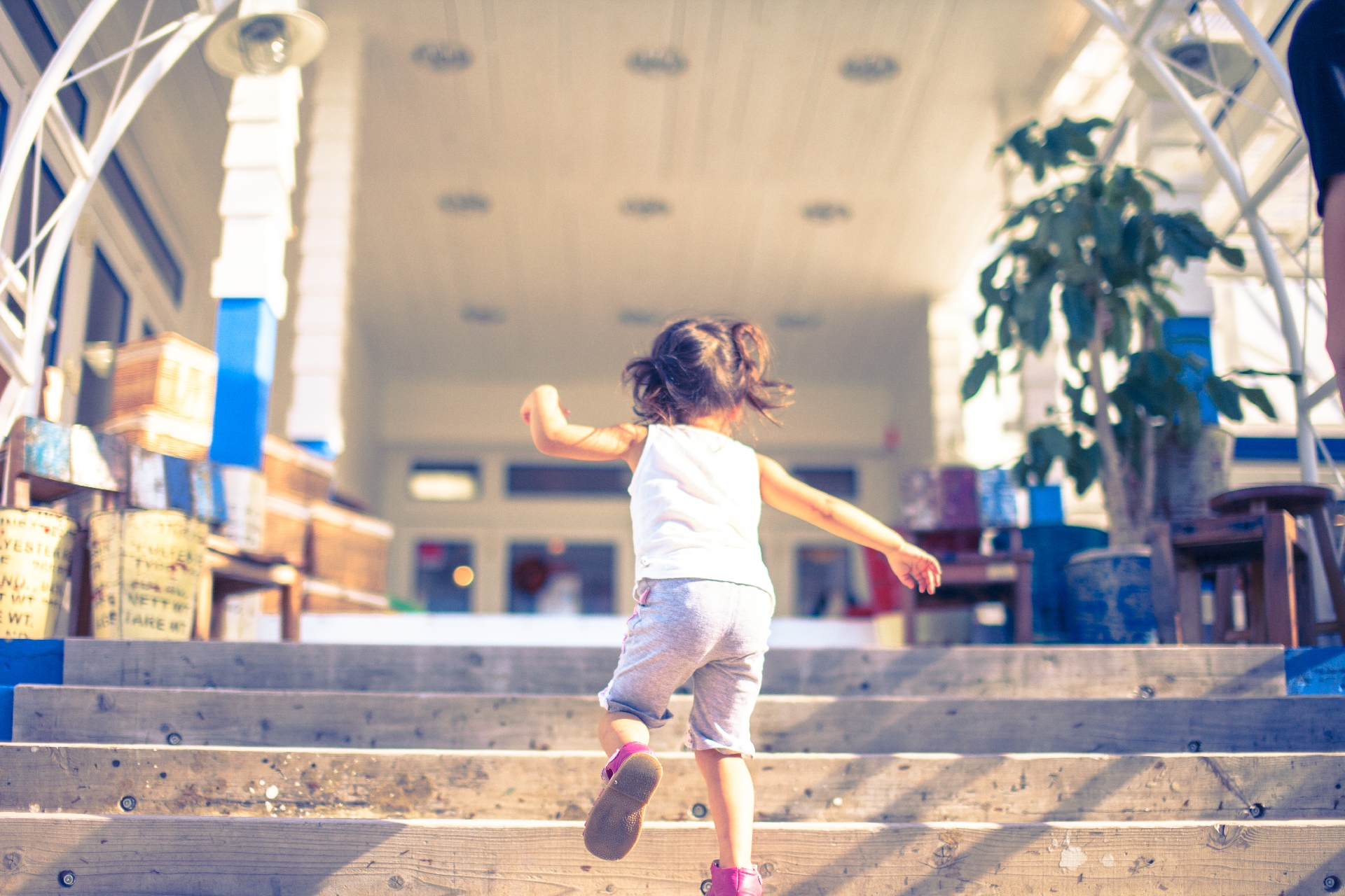 階段を上がる子ども